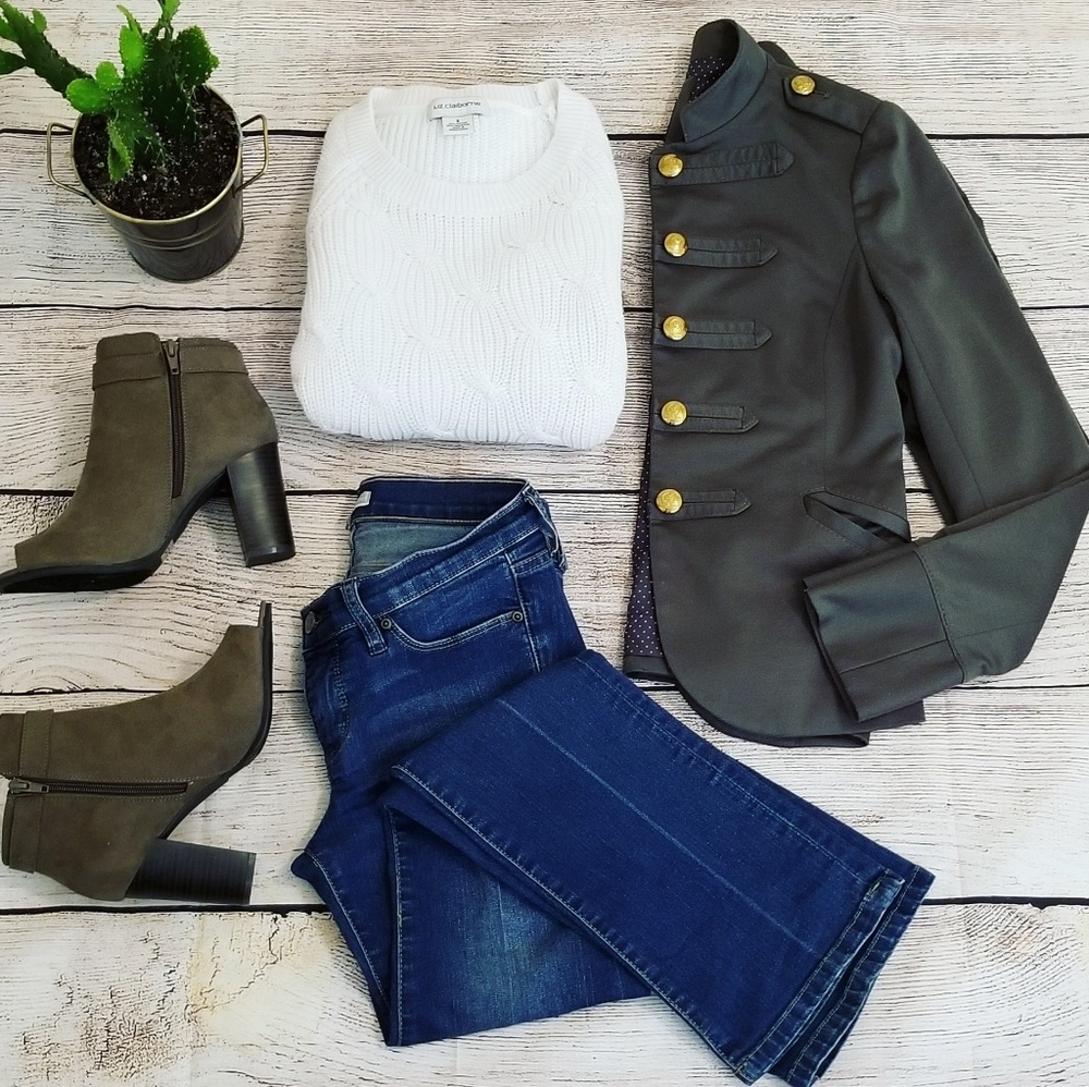 ▪️Liz Claiborne white knit sweater